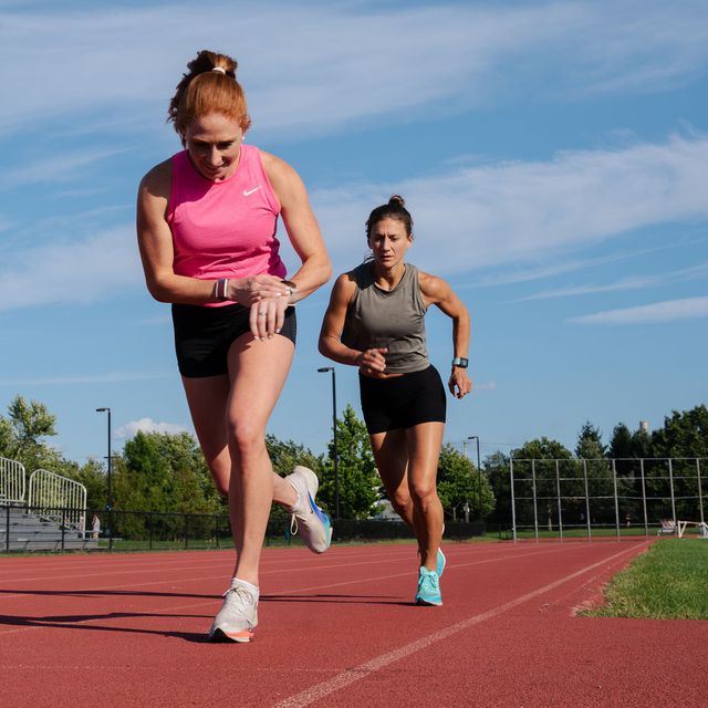 twee vrouwen hardlopend op de atletiekbaan