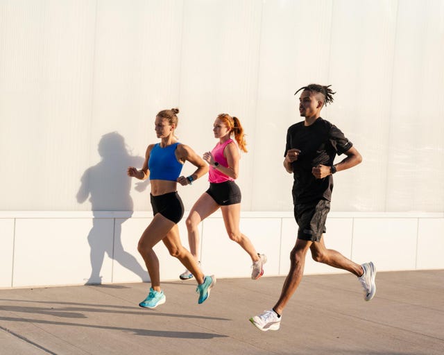 3 people running