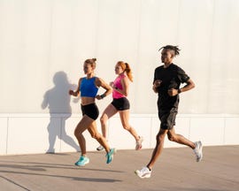 3 people running