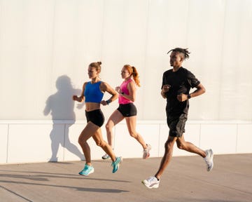 3 people running