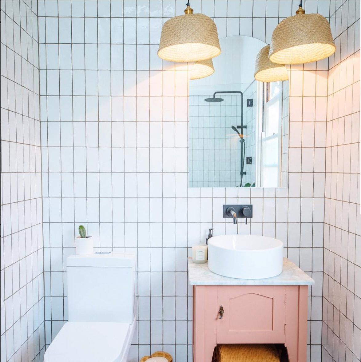 Estantería sobre wc, la solución más bonita de  para baños pequeños