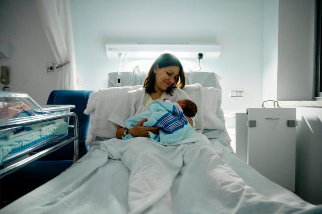 madre dando el pecho a bebé recién nacido