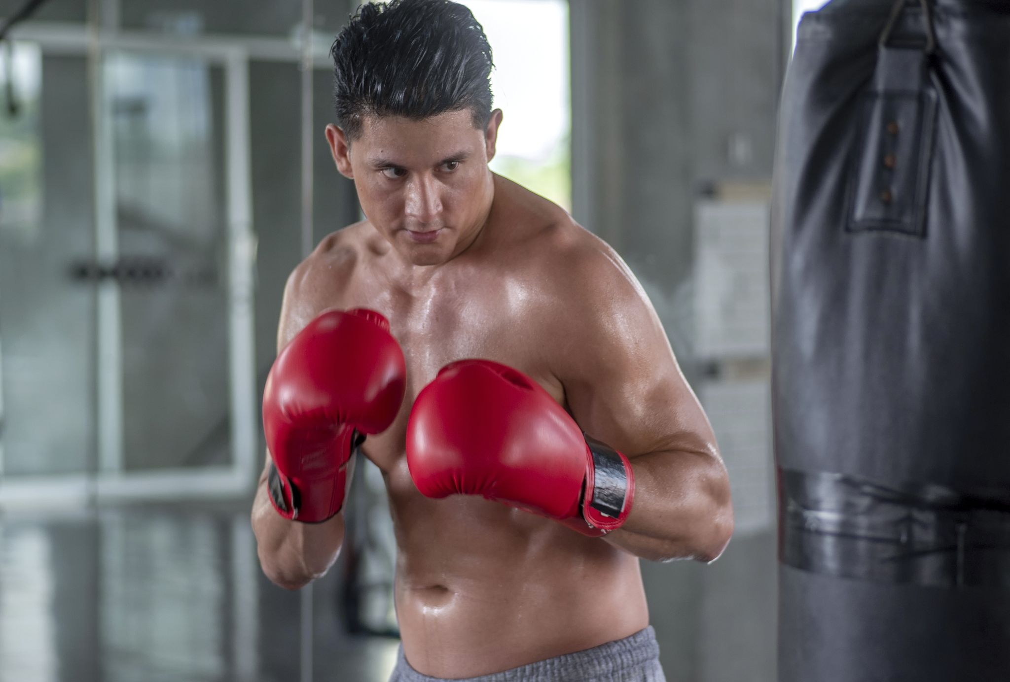 Boxeo de fitness y cinta con manos de hombre en el gimnasio para  entrenamiento deportivo y