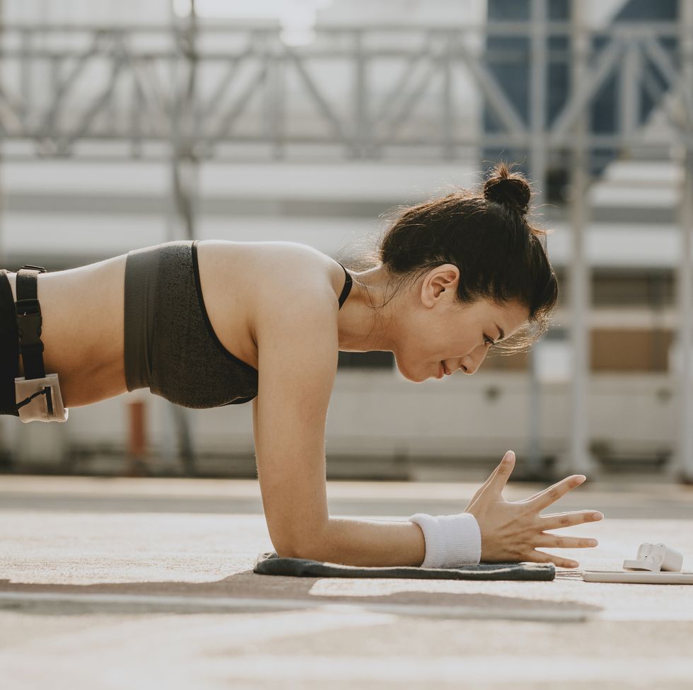 如何練習「棒式」平板支撐？一個動作就能練到腹肌和背部肌肉，還能改善圓肩、矯正身體位置