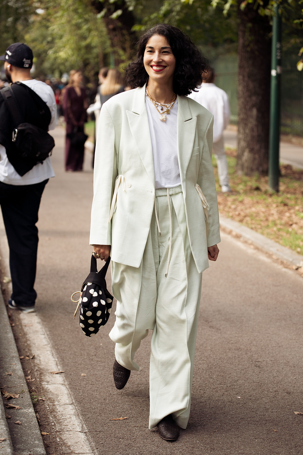 Milaan, Italië, 20 september: een gast draagt ​​een wit overhemd, een mintgroen jasje en een broek en een zwarte tas met witte stippen buiten de Gucci-show tijdens de Milan Fashion Week lente/zomer 2025 op 20 september 2024 in Milaan, Italië. (Foto door Raimonda Kulikauskiene/Getty Images)