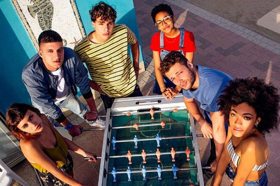 los protagonistas de a tres metros sobre el cielo juegan al futbolín