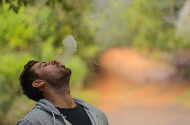 un hombre fuma un porro mientras practica deporte