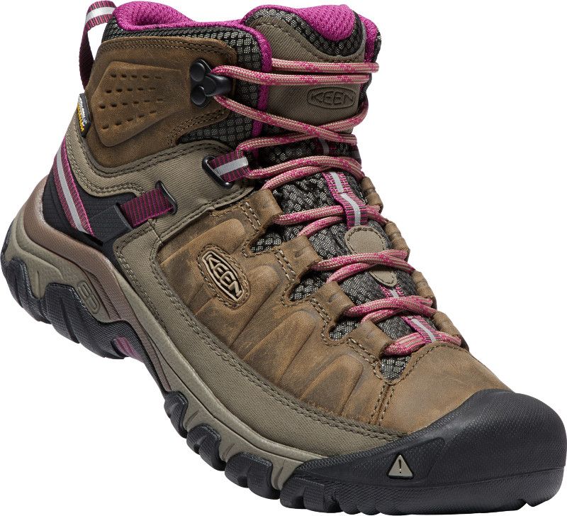 最近很受到矚目的登山鞋，想來個開心登山露營之旅必備！
como防水登山健行鞋，特價4485，原價4980元。）