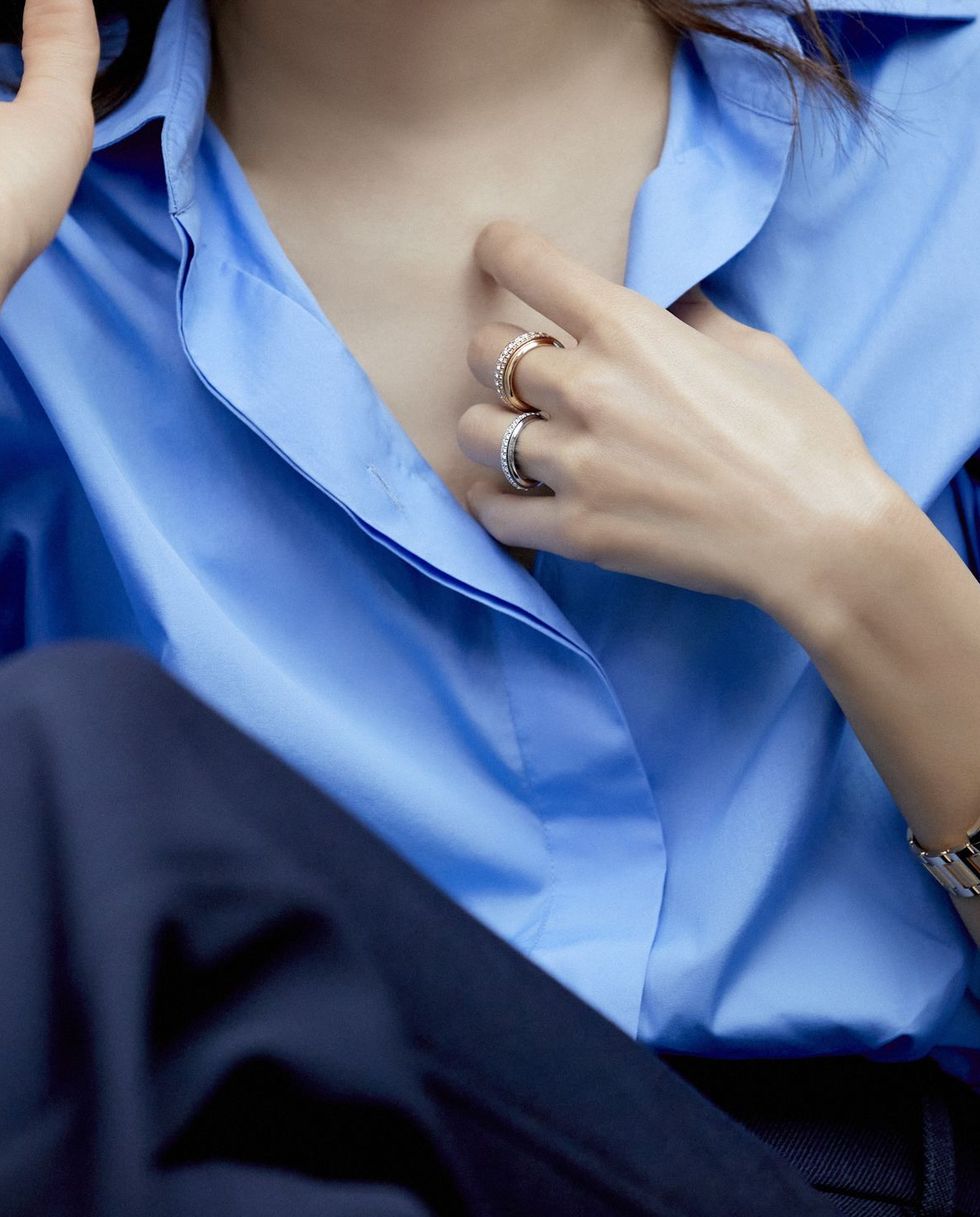 孔曉振穿藍色襯衫帶著piaget伯爵珠寶與手錶