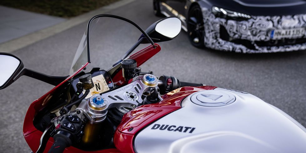 functionality at a glance the display of the ducati panigale v4 r