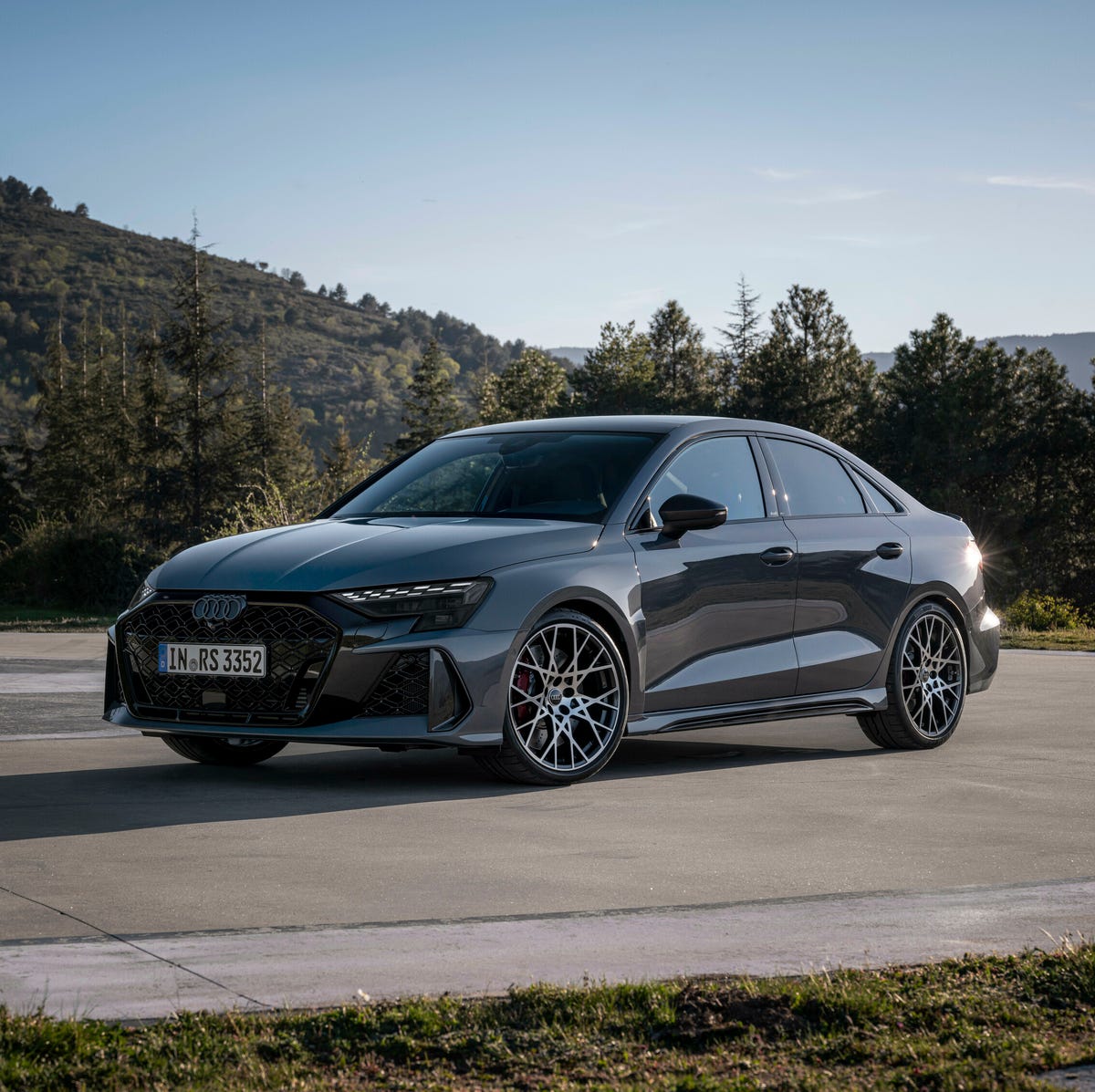 पांच-सिलेंडर इंजन के साथ Audi RS3 का शानदार जलवा 4 Audi RS3 new rear view
