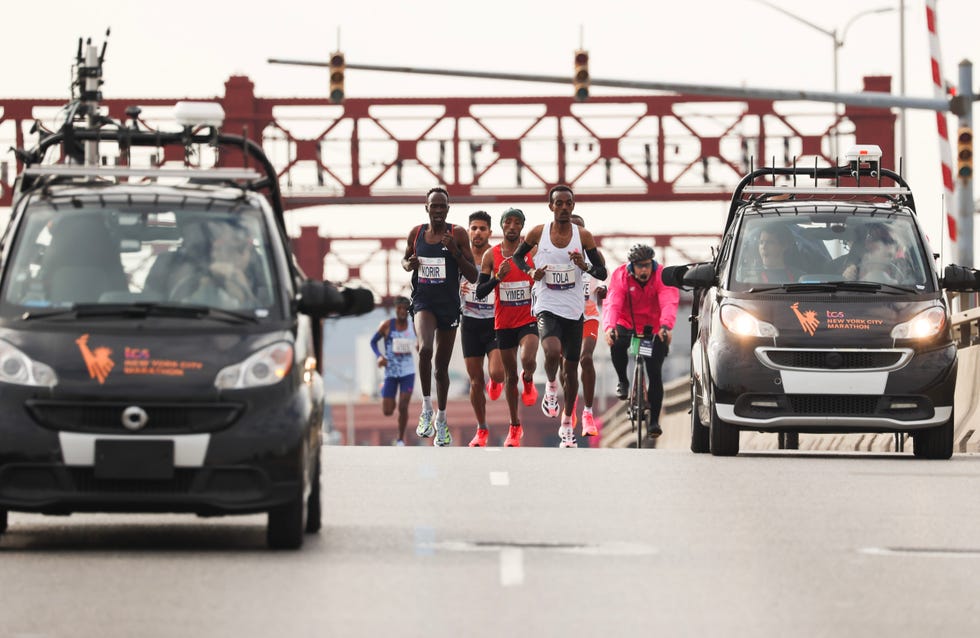 lead pack of runners at the new york city marathon