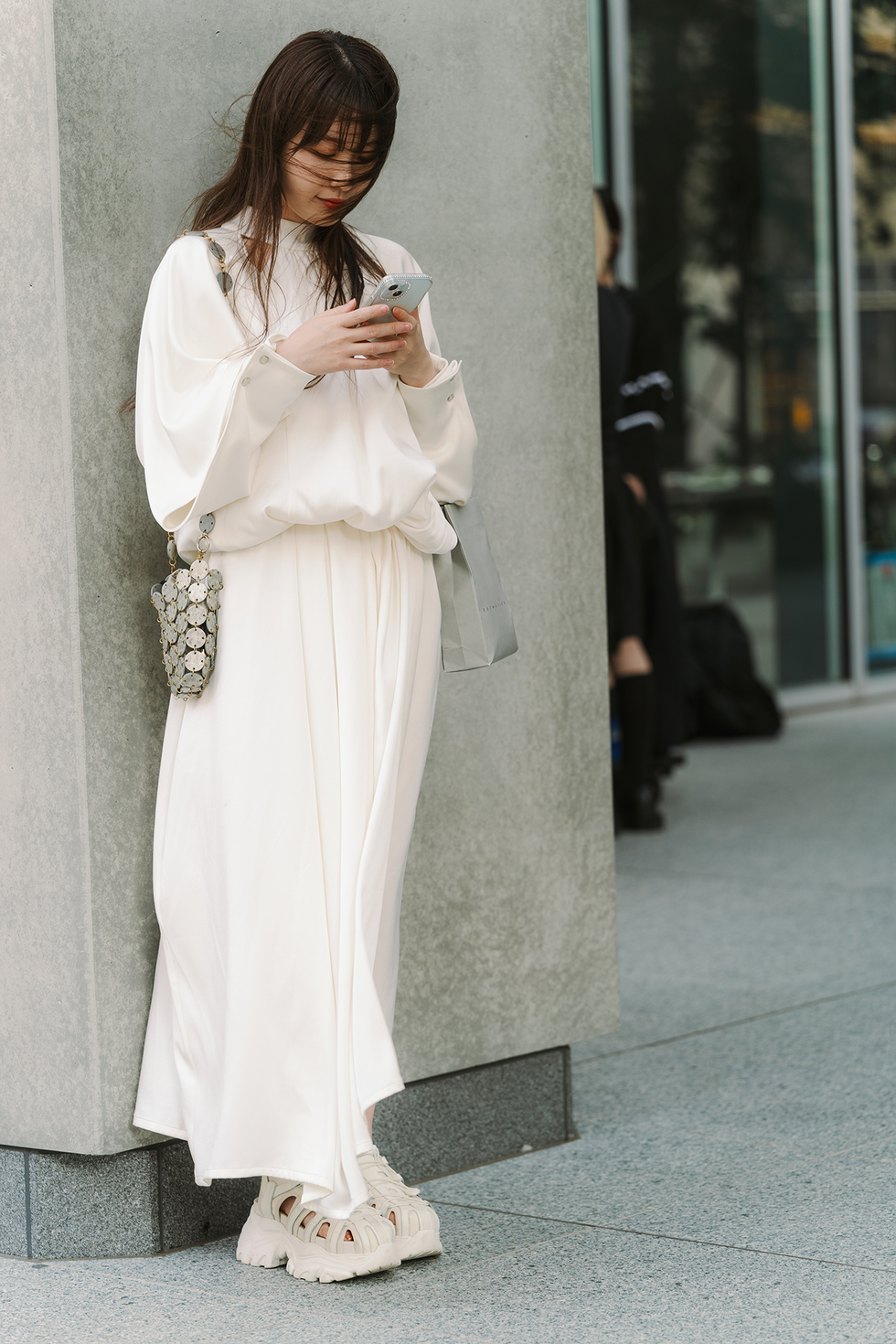 Tokyo, Giappone, 7 settembre: un'ospite indossa un abito lungo bianco, scarpe bianche e una borsa durante la Rakuten Tokyo Fashion Week primavera/estate 2025, il 7 settembre 2024 a Tokyo, Giappone. (foto di Mila Gruber/Getty Images)