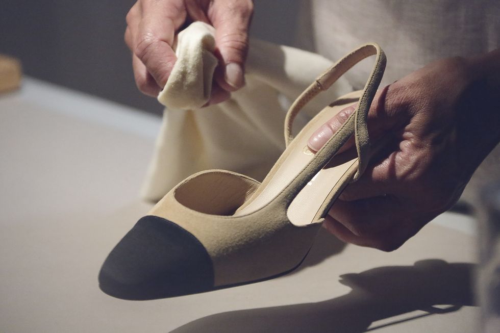 無論是2020年出自維吉妮‧維婭的雙色鞋，還是香奈兒女士在1957年推出的原創雙色鞋