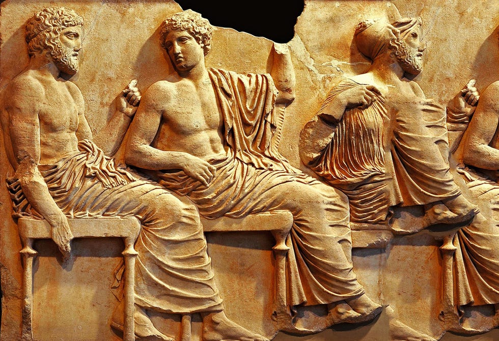 Op een scne van het oostelijke fries van het Parthenon zijn Poseidon en Apollo gekleed als gewone stervelingen Ze praten alsof ze ontspannen op een bijeenkomst zijn