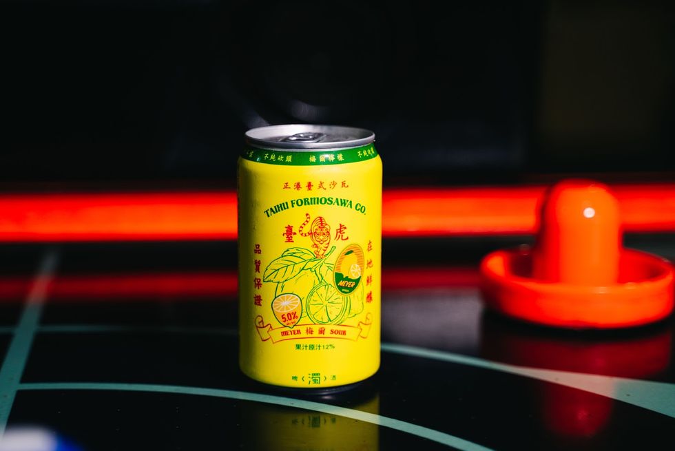黃色的啤酒罐