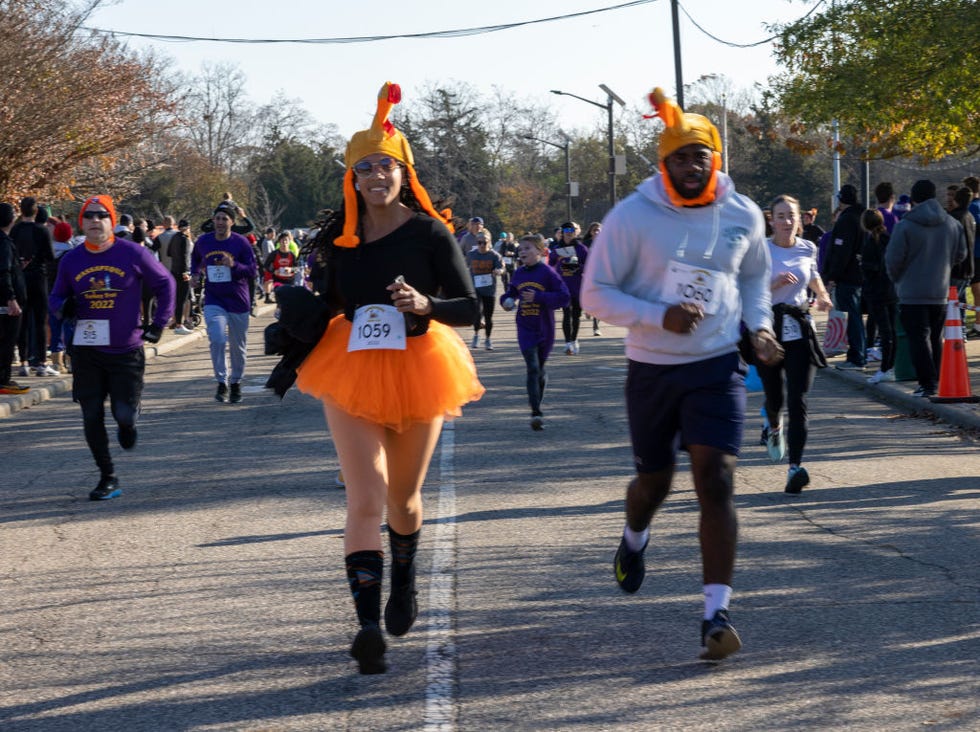 long islanders take part in thanksgiving turkey trot race