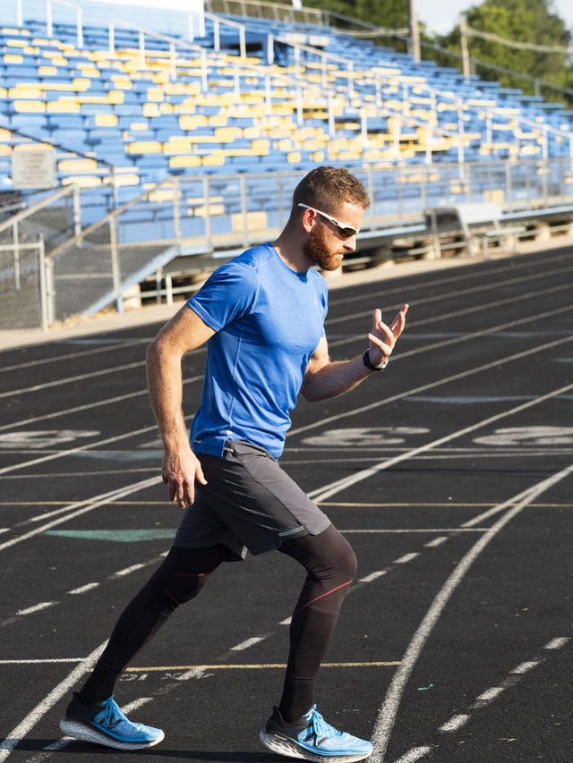 el atleta aaron yoder, récord de la milla hacia atrás