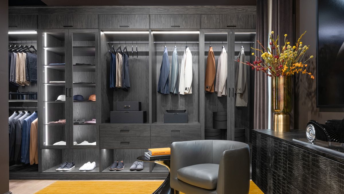 Louis Vuitton 16 in Clothing & Closet Storage