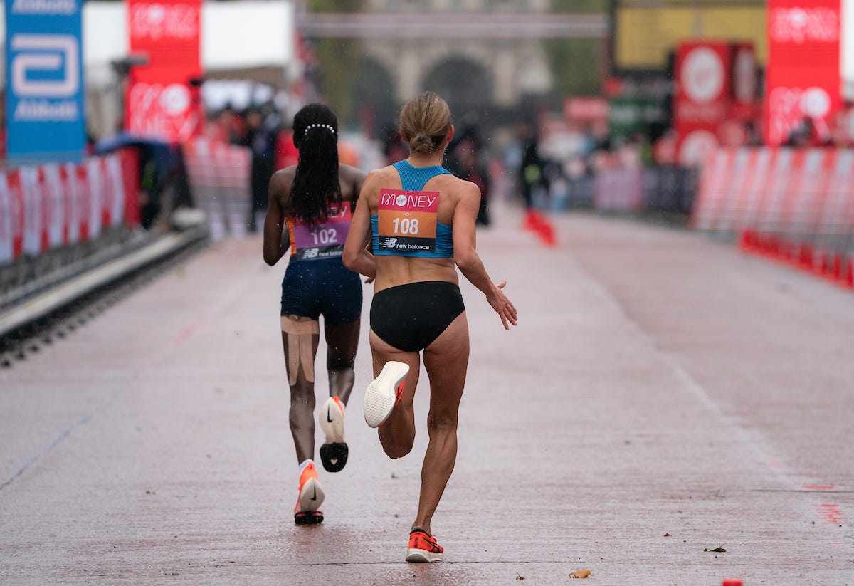 What shoes was Sara Hall wearing for the 2020 London Marathon?