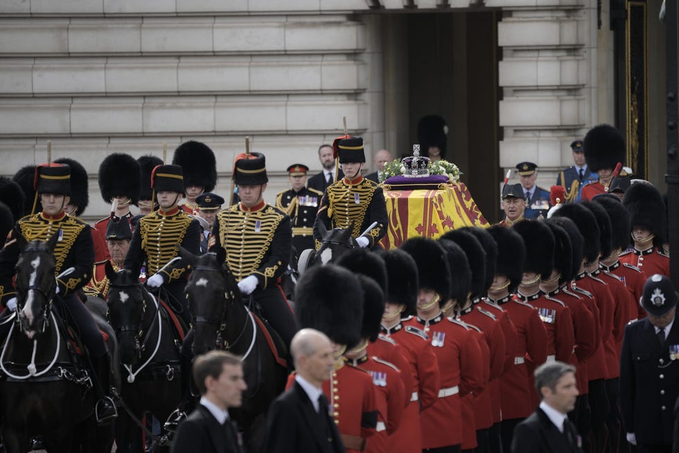 el féretro de la reina isabel ii abandona el palacio de buckingham