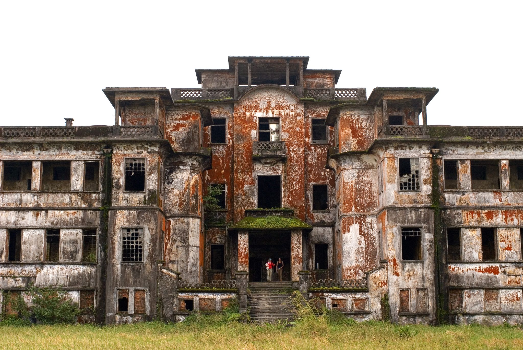 een verlaten kerk in bokor hill station