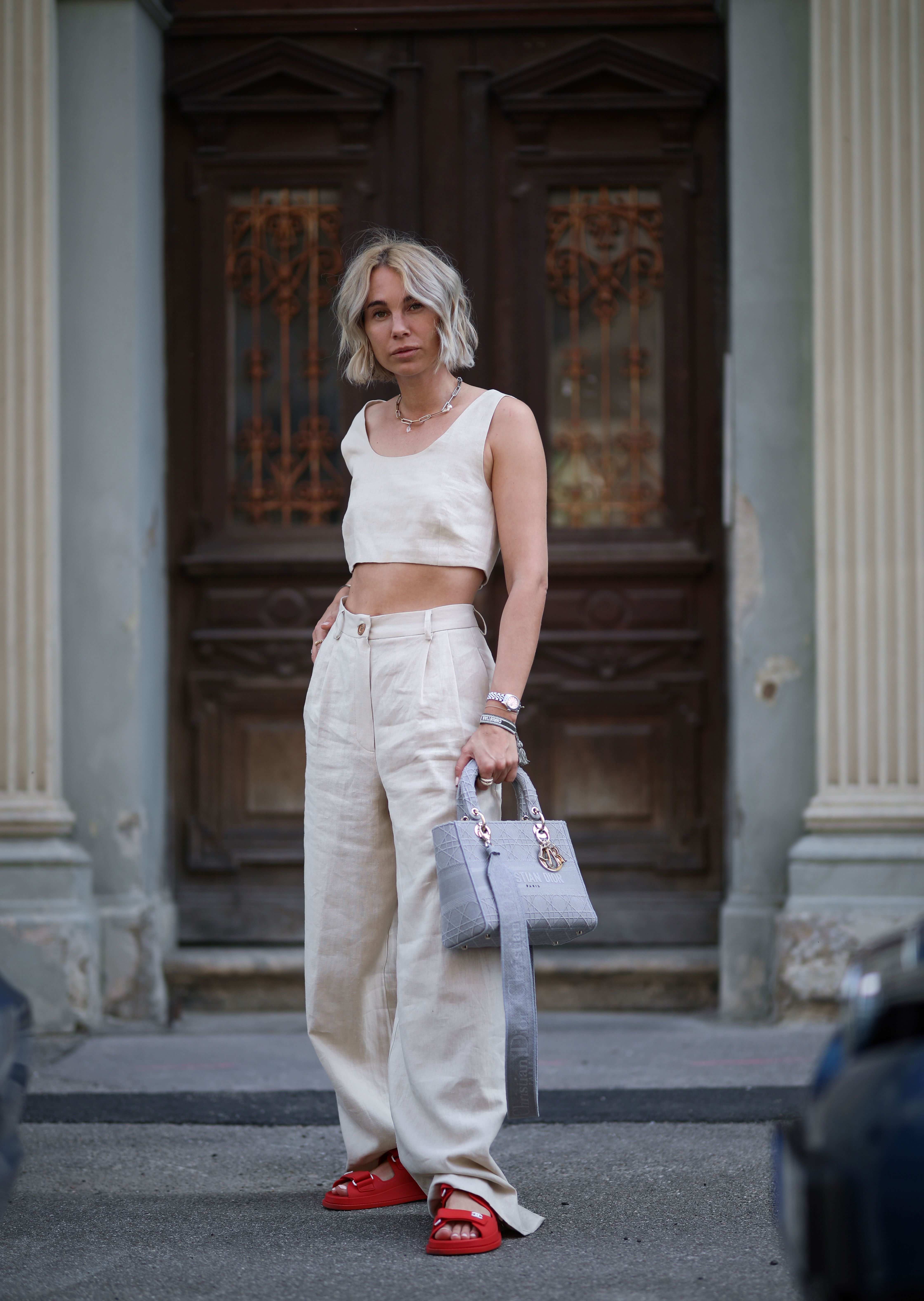 Look alla moda per donna: Tunica di lino bianca, Pantaloni larghi di lino  bianchi