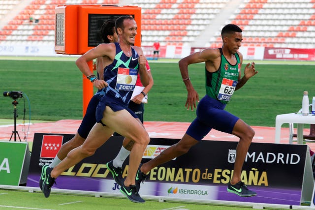 el aragonés toni abadía adelanta a abdessamad oukhelfen en la final de los 5000 metros del campeonato de españa de atletismo