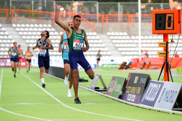 abdessamad oukhelfen cruza la línea de meta del campeonato de españa de 5000 metros de vallehermoso