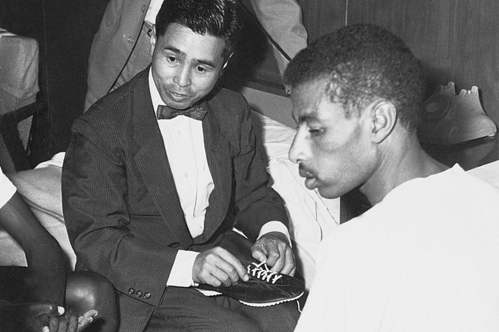 kihachiro onitsuka porge le sue scarpe a abebe bikila