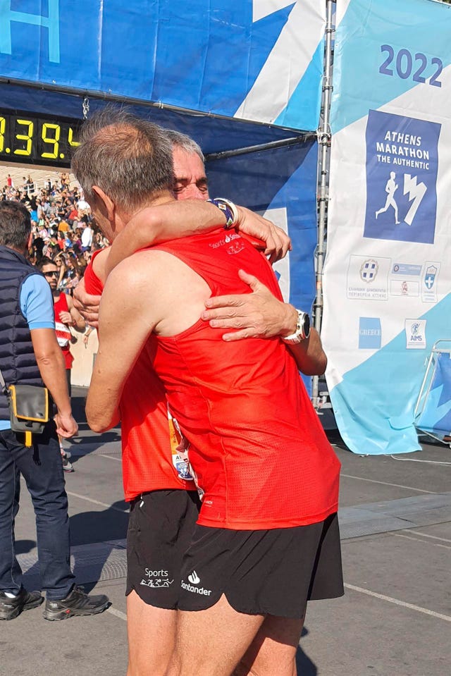abel antón y martín fiz se abrazan tras la línea de meta del maratón de atenas 2022