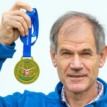 medalla del maraton de sevilla 2024 con abel anton