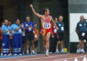 abel antón en su victoria en el campeonato del mundo de maratón en sevilla de 1999