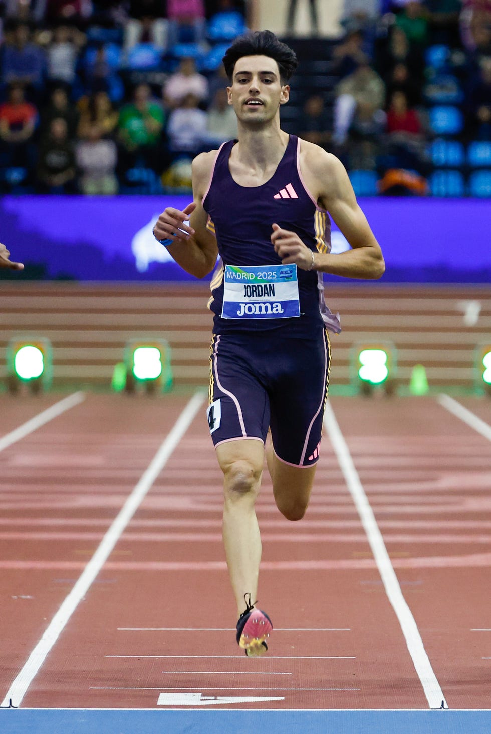 madrid, 22/02/2025. el atleta abel jordán tras ganar su serie de la semifinal de los 60 metros en los campeonatos de españa en pista cubierta que se disputan en el centro deportivo municipal gallur este sábado en madrid. efe/ sergio pérez 