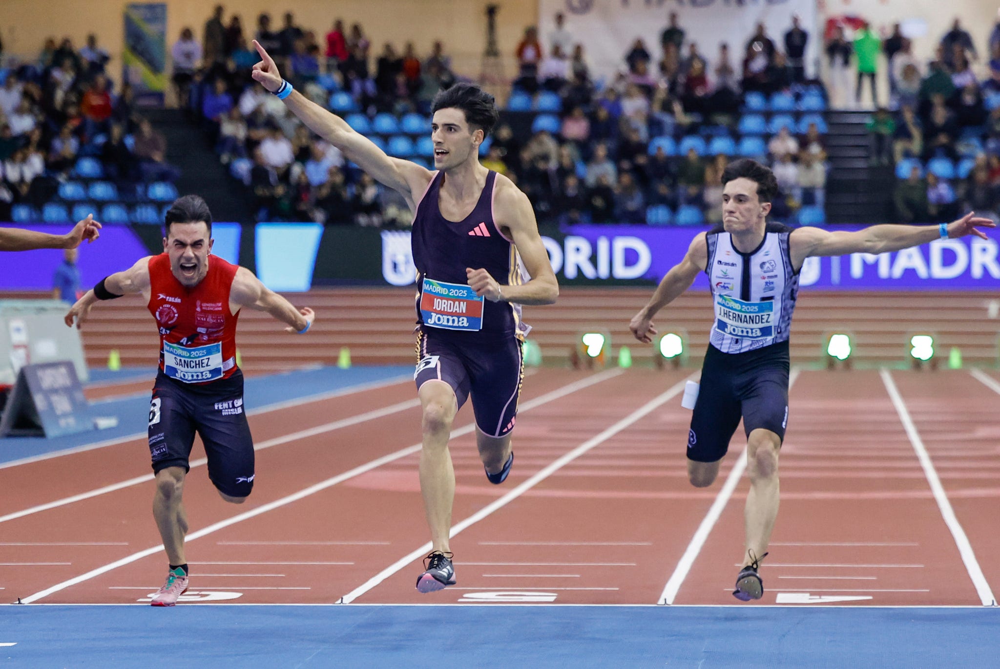 madrid, 22/02/2025. el atleta abel jordán (c) celebra su victoria en la prueba de 60 metros en los campeonatos de españa en pista cubierta que se disputan en el centro deportivo municipal gallur este sábado en madrid. efe/ sergio pérez 
