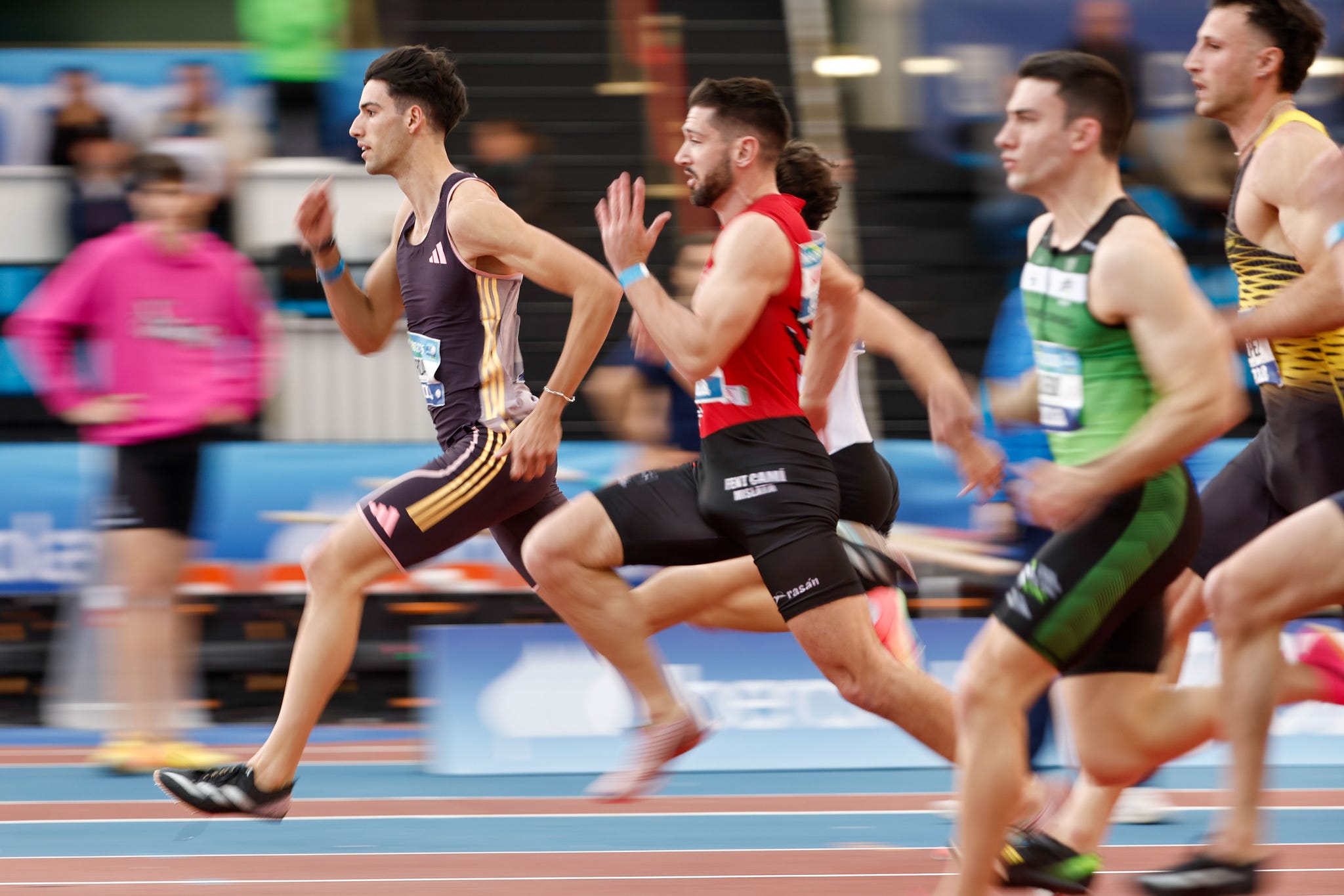 madrid, 22/02/2025. el atleta abel jordán (i) participa en las eliminatorias de 60 m lisos masculinos este sábado en los campeonatos de españa en pista cubierta que se disputan en el centro deportivo municipal gallur en madrid. efe/ sergio pérez 