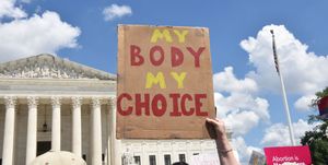 ロー対ウェイド事件を覆す判決を下したことを受け、人工妊娠中絶を禁止したアメリカ国内の14の州。ある研究によると、﻿﻿2022年7月以降に中絶が禁止された14の州で、レイプ被害による妊娠が6万4,000件以上あったと推定されているとのこと。