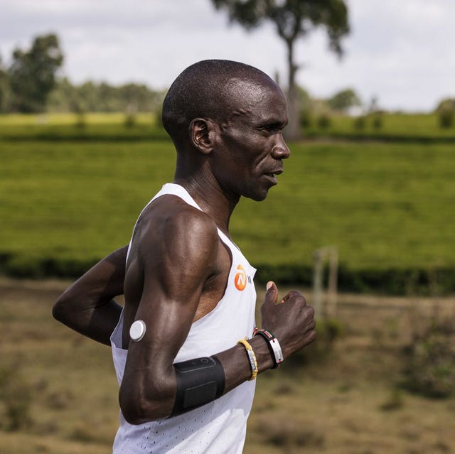 eliud kipchoge corriendo con el sensor libre sense de abott para medir su glucosa