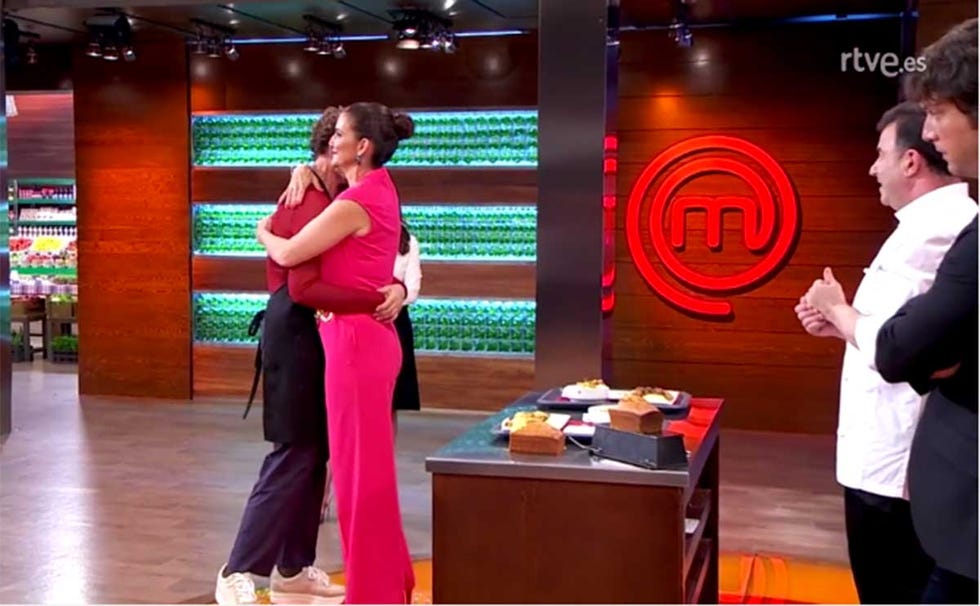Antonia Dell'Atte recibe el abrazo de Samantha en 'MasterChef Celebrity 3'