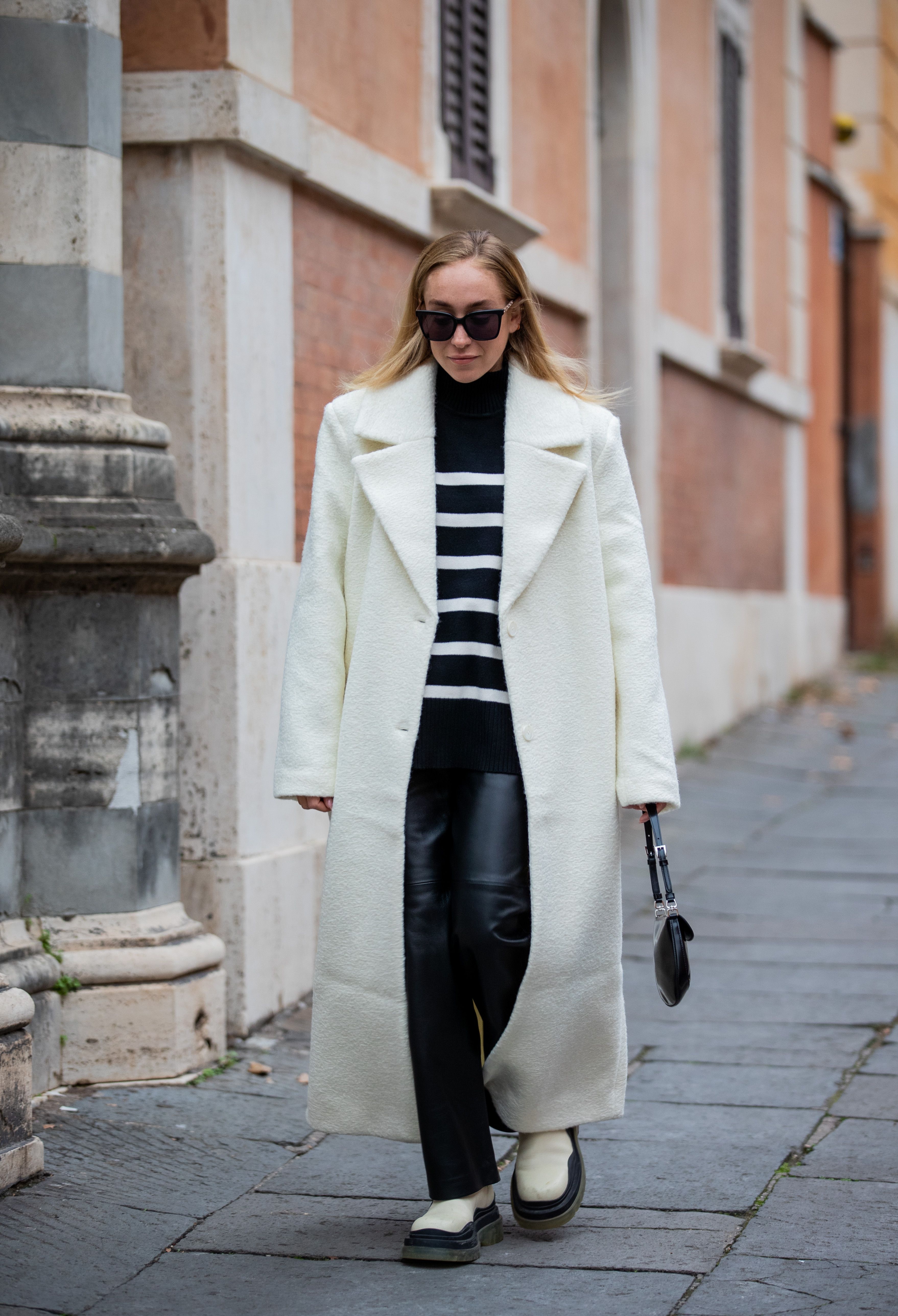 lucir un abrigo blanco: prenda elegante del