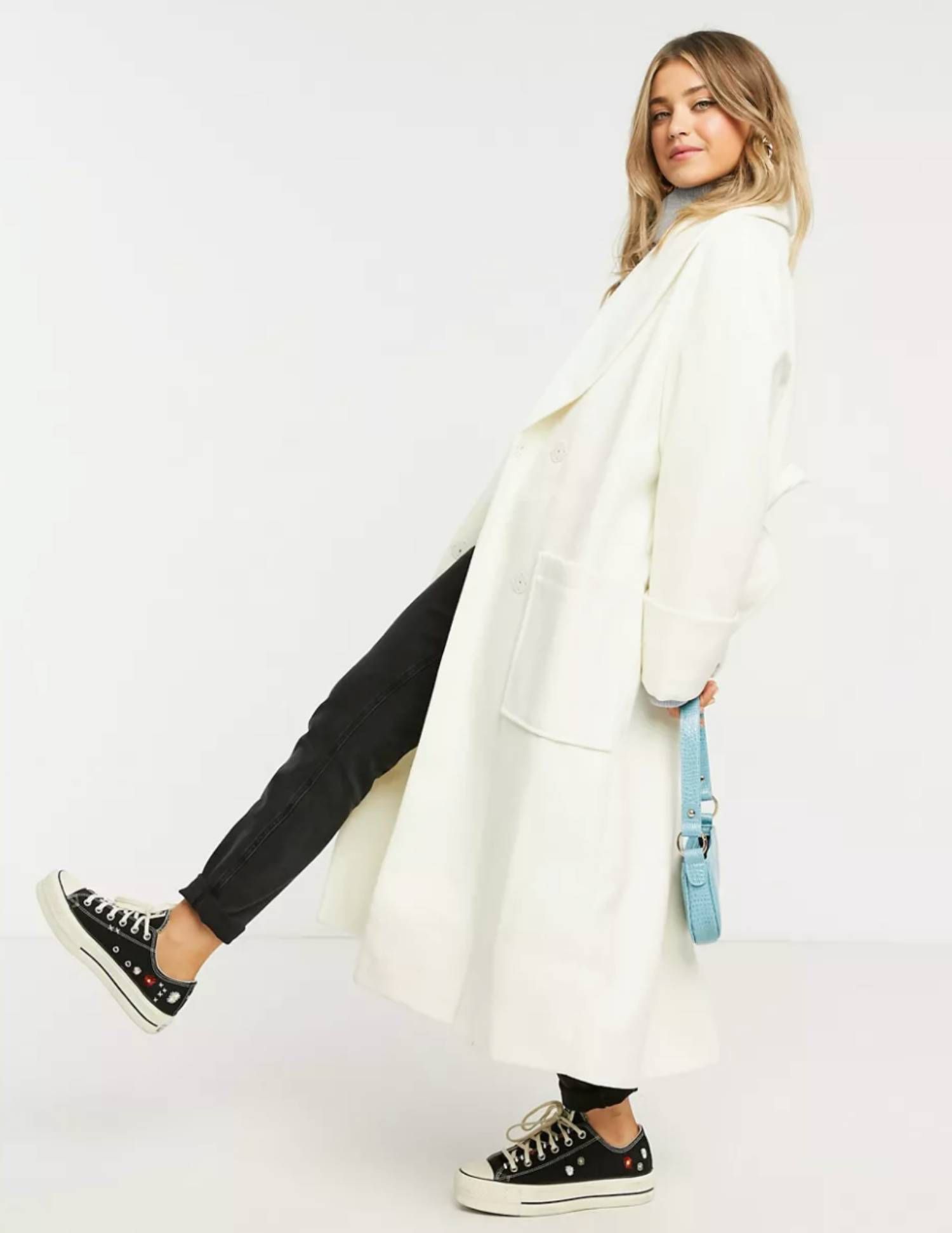 Consigue un look sofisticado con un nuevo abrigo blanco largo esta