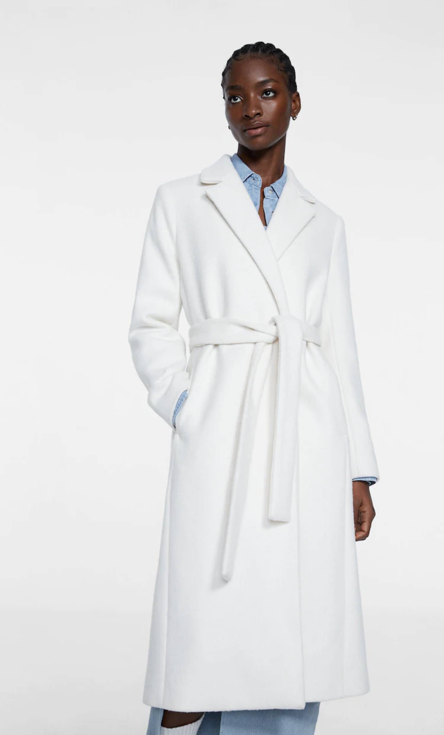abrigo blanco de la nueva colección de Stradivarius