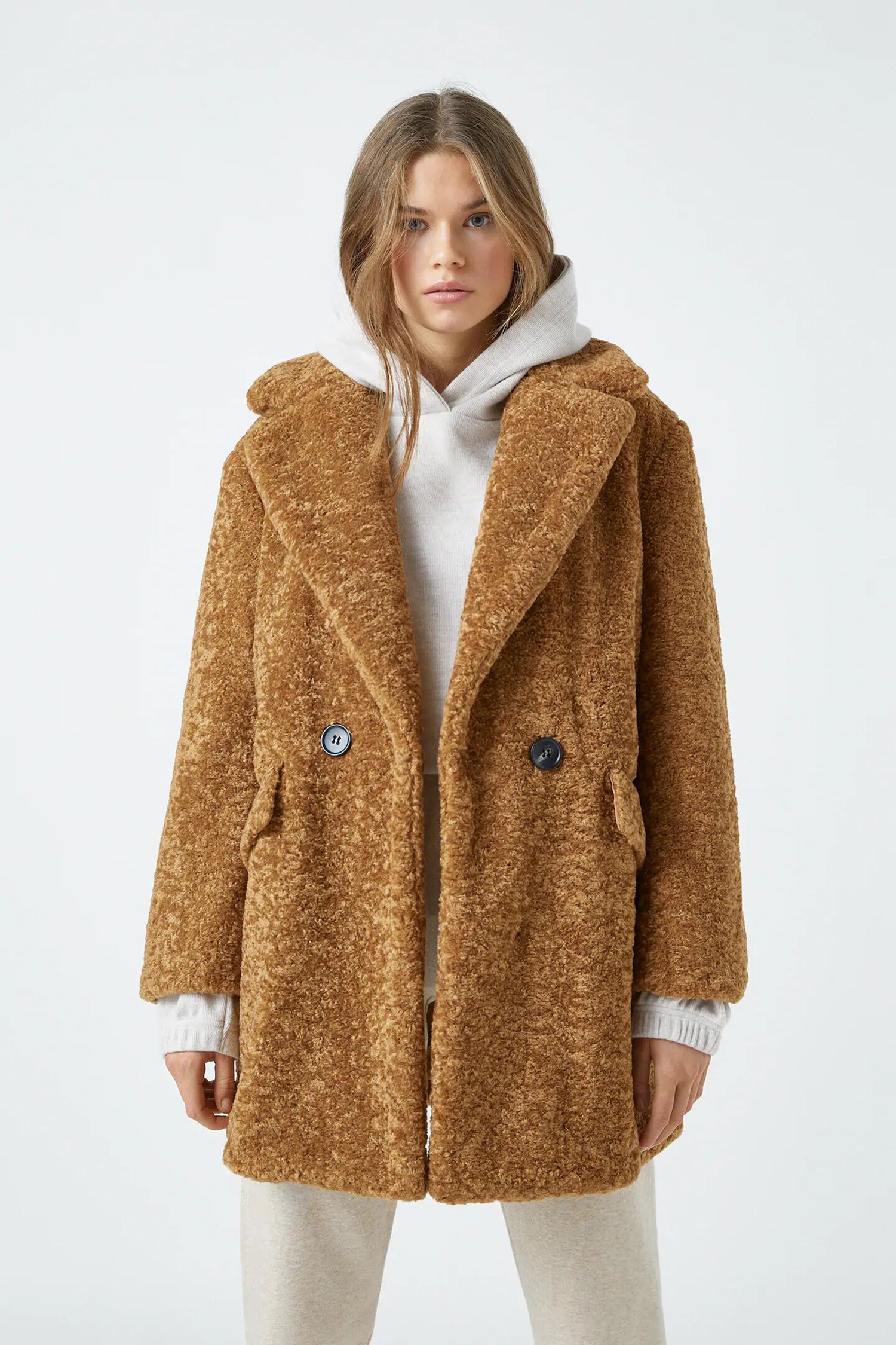 Necesitamos este abrigo de borreguito de de Pull&Bear