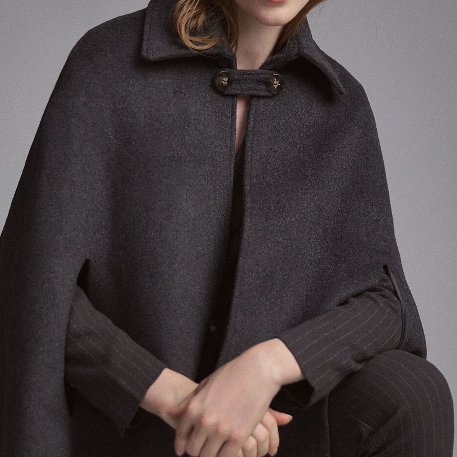 El abrigo capa más elegante rebajado de Pedro Hierro Outlet