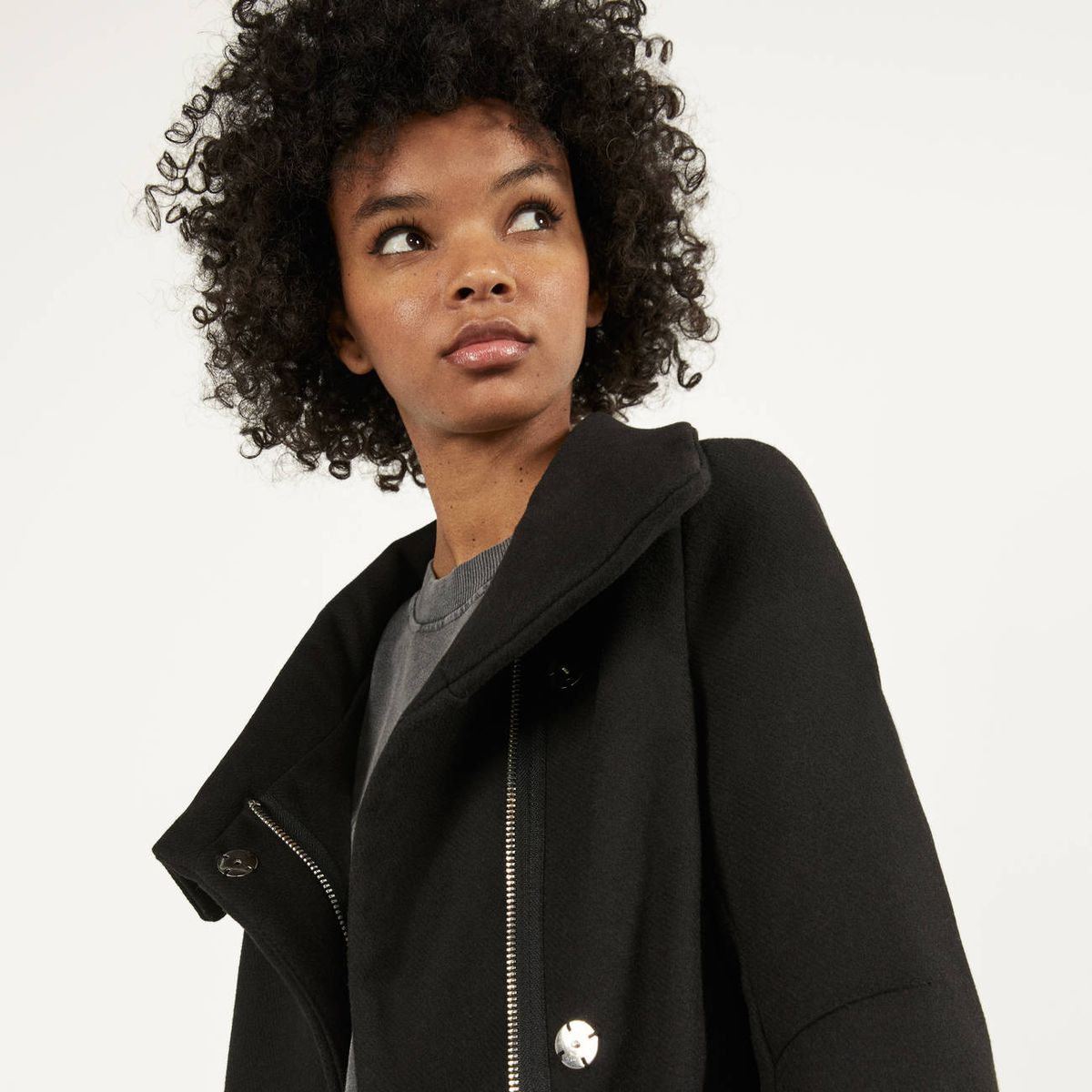 Este abrigo negro de es y cuesta menos de euros