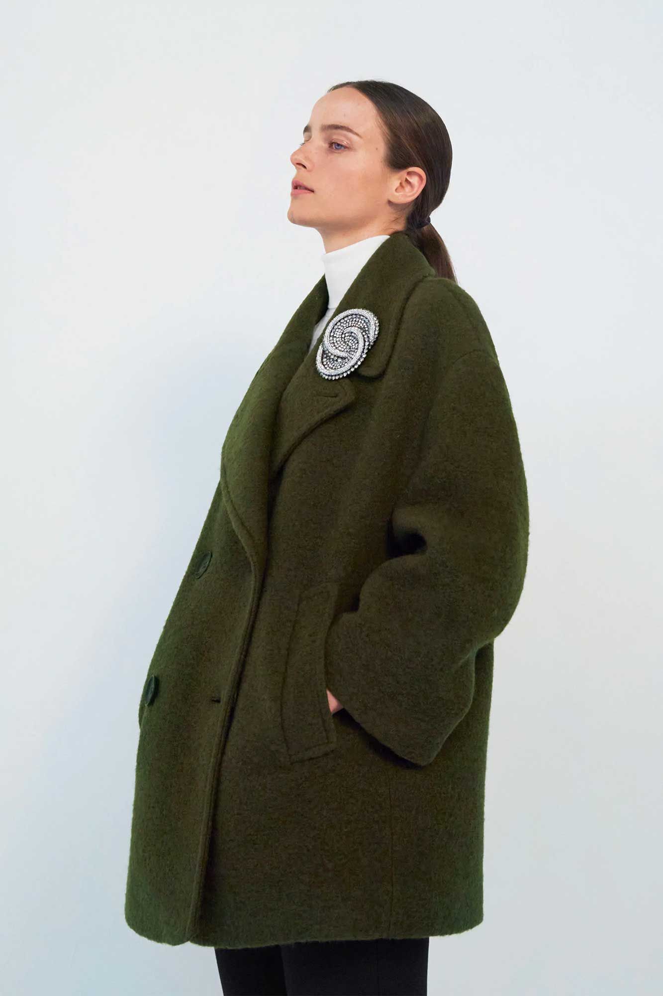 Este abrigo oversize verde se agota siempre en Zara