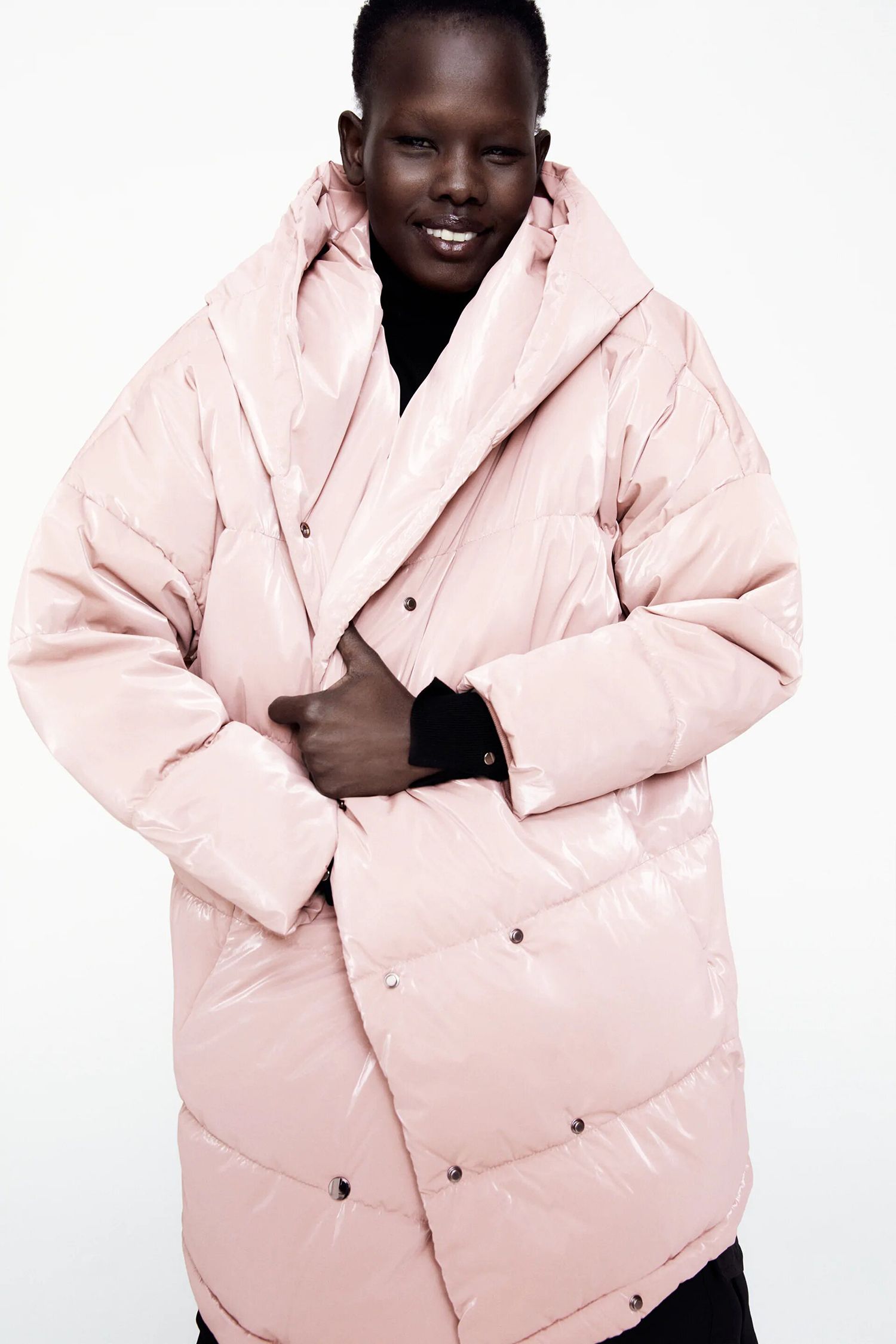 El abrigo rosa rebajas de Zara para los días de frío