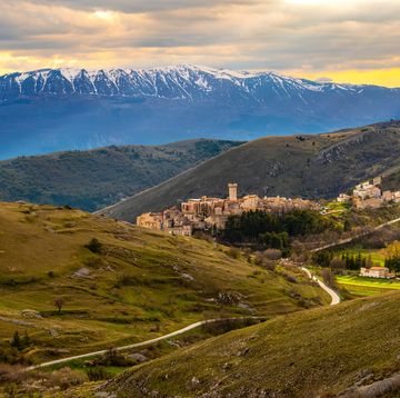 dorpsgezicht van santo stefano di sessanio in de italiaanse regio de abruzzen