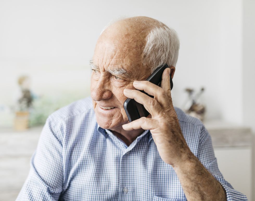 una abuelo charla por el móvil