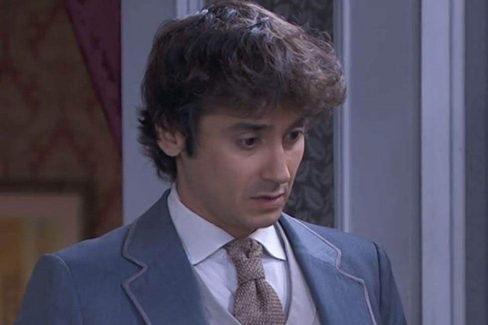 Hair, Suit, Forehead, White-collar worker, Chin, Hairstyle, Formal wear, Human, Tuxedo, Outerwear, 
